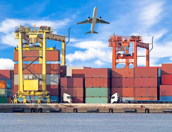 Container-lading vracht schip met werkende kraan laden brug — Stockfoto