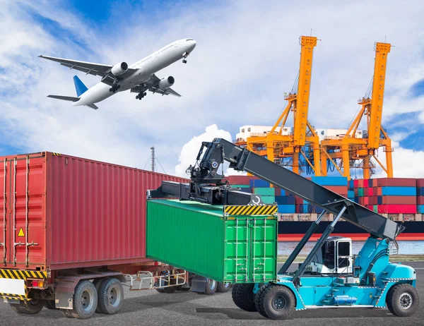 Contenitore di trasporto camion con sollevamento gru e volo aereo cago — Foto Stock