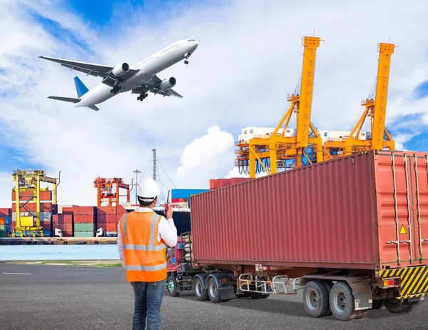 Dock worker talking on the walkie-talkie for controlling loading — Stock Photo, Image