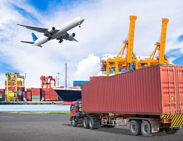 Recipiente de transporte de caminhão e avião de cago voando acima do porto do navio — Fotografia de Stock