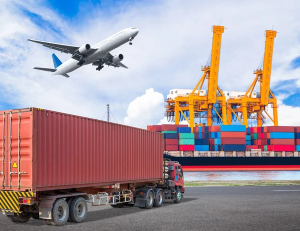 Recipiente de transporte de caminhão e avião de cago voando acima do porto do navio — Fotografia de Stock