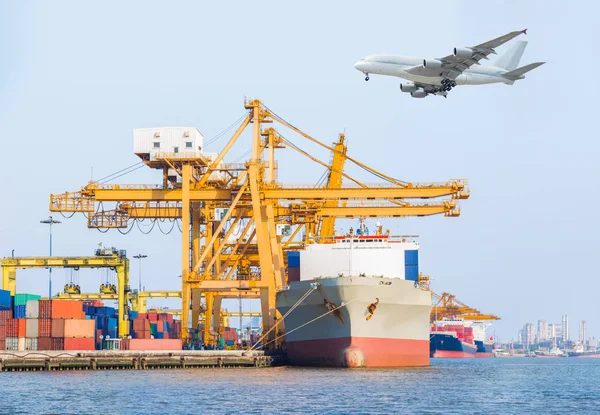 Container-lading vracht schip met werkende kraan laden brug — Stockfoto