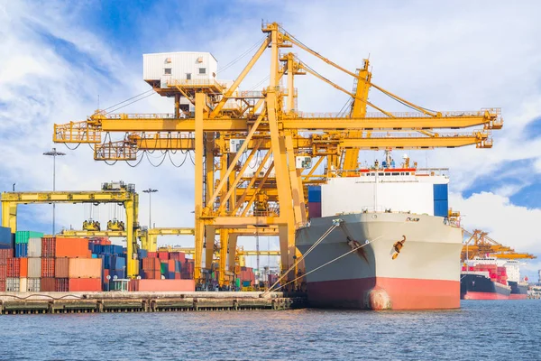 Container-lading vracht schip met werkende kraan laden brug — Stockfoto