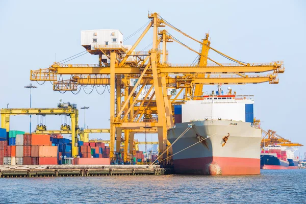 Container-lading vracht schip met werkende kraan laden brug — Stockfoto