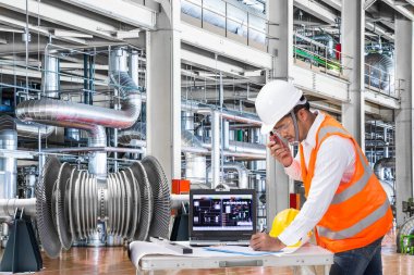 Elektrik mühendisi modern termik santral çalışma