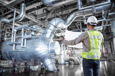 Termik santral fabrikada çalışan mühendis