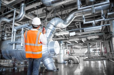 İş kontrol etmek için Telsiz üzerinde konuşma ile bir termik santral çalışan mühendis