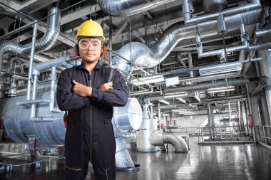Termik santral fabrikada çalışan elektrik mühendisi