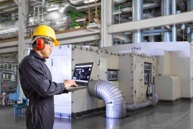 Elektrik santrali bakım için dizüstü bilgisayar kullanan mühendisi