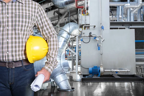 Técnico de mantenimiento dentro de la fábrica de centrales térmicas — Foto de Stock