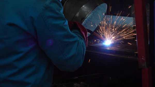 Primer plano trabajador industrial soldadura argón en taller — Foto de Stock