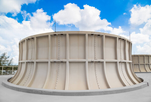 Охлаждающая башня промышленной электростанции с голубым небом
