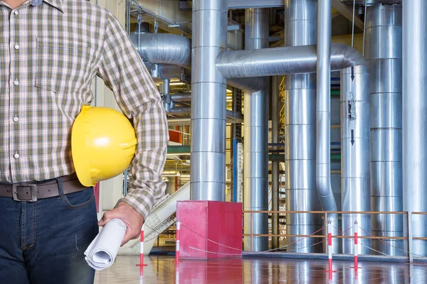 Técnico de mantenimiento dentro de la fábrica de centrales térmicas — Foto de Stock