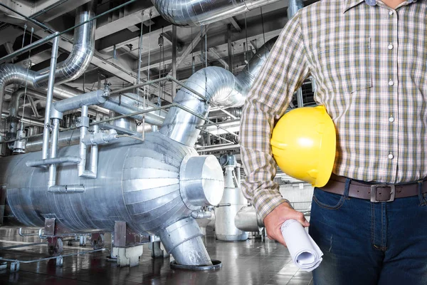 Técnico de manutenção dentro da fábrica de usinas térmicas — Fotografia de Stock