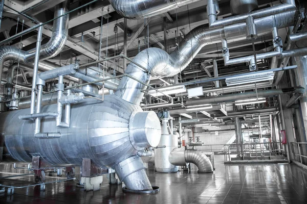 Apparecchiature e tubazioni che si trovano all'interno dell'energia termica industriale — Foto Stock