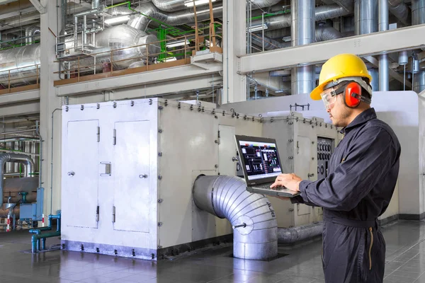 Ingeniero que utiliza el mantenimiento informático en la fábrica de centrales térmicas —  Fotos de Stock