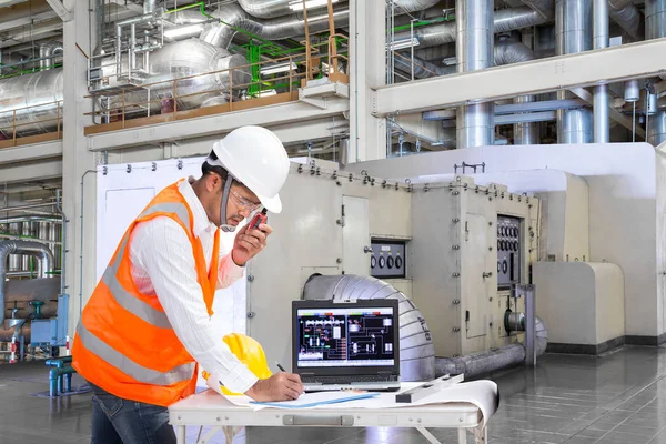 Ingeniero que utiliza el mantenimiento informático en la fábrica de centrales térmicas — Foto de Stock
