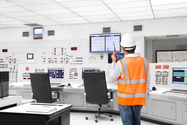 Elektrik mühendisi termik santral kontrol odasında çalışma