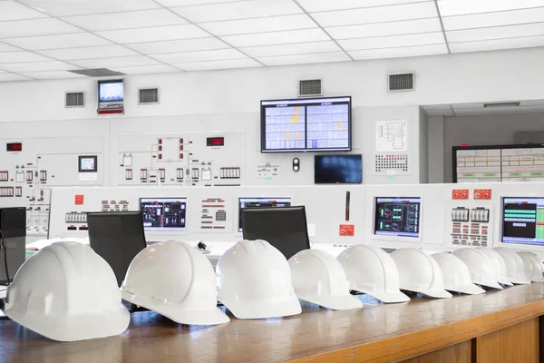 Casco de seguridad para el personal de la sala de control de la central térmica f — Foto de Stock