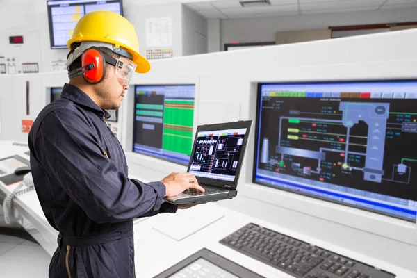 Engenheiro elétrico trabalhando na sala de controle da usina termelétrica — Fotografia de Stock