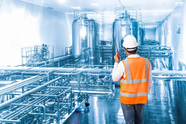 Ingegnere industriale che lavora in fabbrica con parlare sul w — Foto Stock