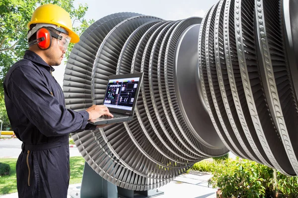Ingegnere che utilizza il computer portatile per la manutenzione turbina a vapore di — Foto Stock