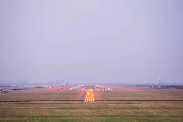Alacakaranlık arka plan Havaalanı pist — Stok fotoğraf