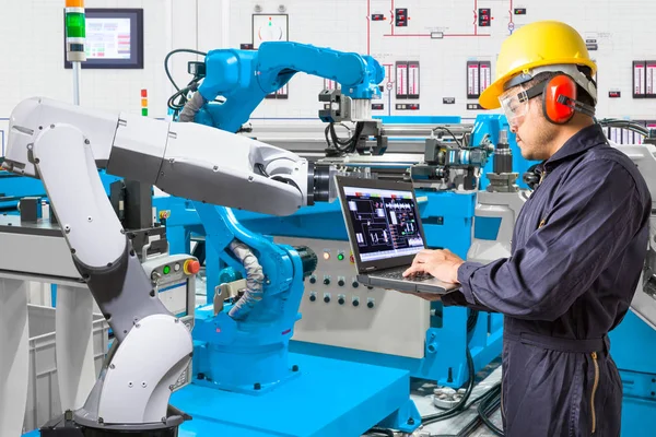 Ingeniero que utiliza el ordenador portátil para el mantenimiento automático robótico — Foto de Stock