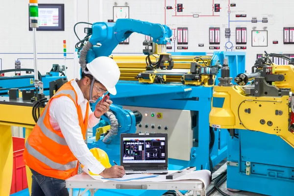 Ingeniero que utiliza el ordenador portátil para el mantenimiento automático robótico —  Fotos de Stock