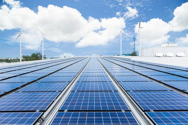 Сонячні панелі на даху заводу — стокове фото