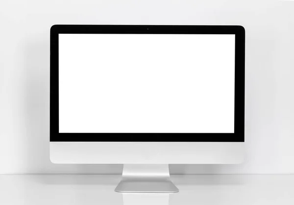 Computerdisplay mit leerem weißen Bildschirm am Schreibtisch — Stockfoto