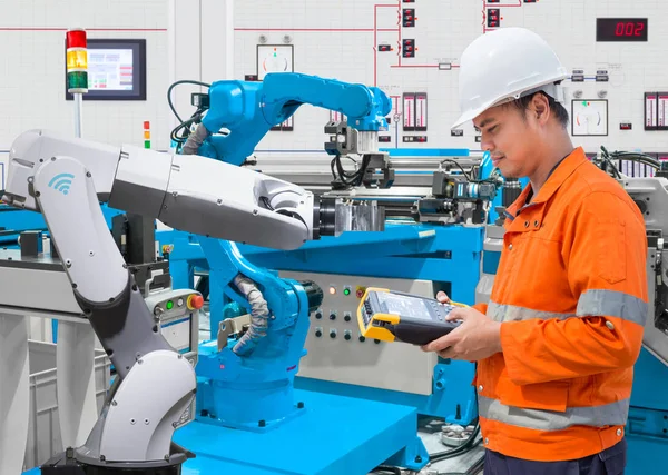 Ingeniero de mantenimiento programando robótica automatizada en la industria 4 . — Foto de Stock