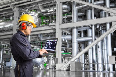 Elektrik santrali bakım için dizüstü bilgisayar kullanan mühendisi