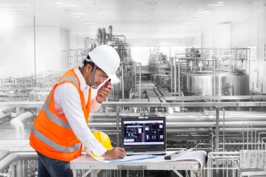 Endüstri Mühendisi dizüstü bilgisayar ile makine durumunu denetleme