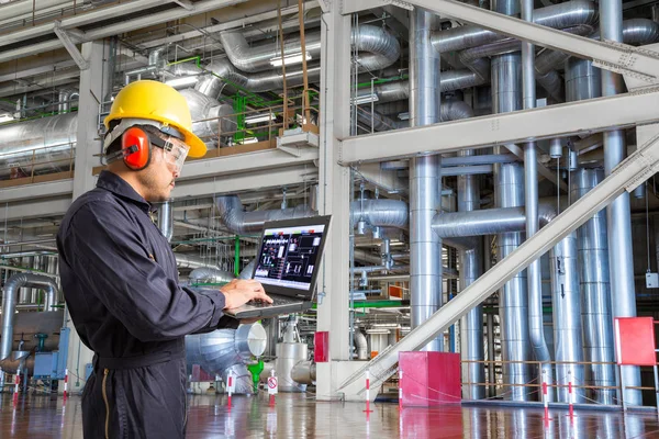 Ingeniero que utiliza el mantenimiento del ordenador portátil en la central térmica — Foto de Stock