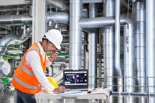 Engenheiro que utiliza o computador para manutenção em centrais térmicas — Fotografia de Stock