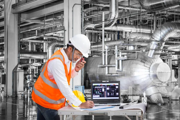 Elektroingenjör arbetar på kontrollrummet av värmekraftverk — Stockfoto
