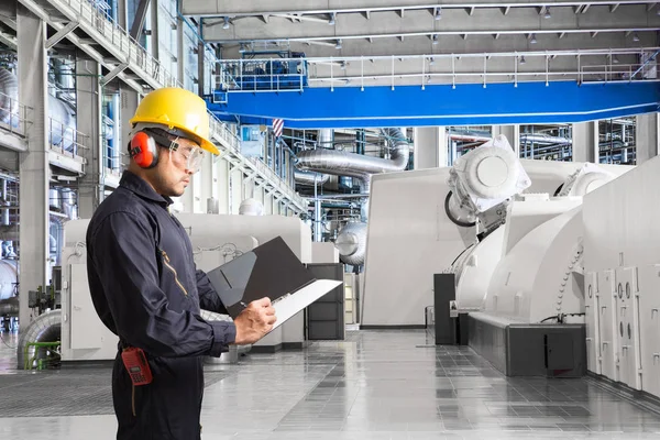 Ingeniero tomando notas para trabajos de mantenimiento en central térmica — Foto de Stock