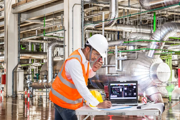 Elektroingenjör arbetar i en modern kraftstation kontrollrum — Stockfoto