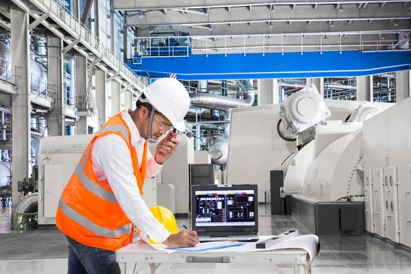 Ingeniero que utiliza el ordenador para el mantenimiento en la central térmica — Foto de Stock