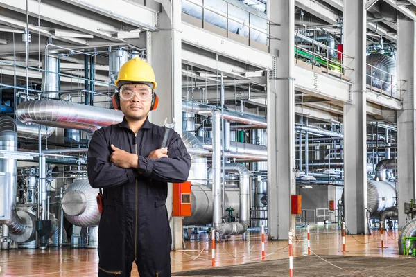 Elektrotechniker arbeitet im Schaltraum des Wärmekraftwerks — Stockfoto