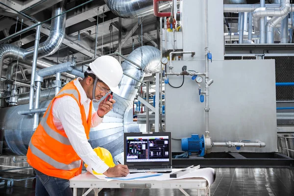 Ingegnere elettrico che lavora nella fabbrica di centrali termiche — Foto Stock