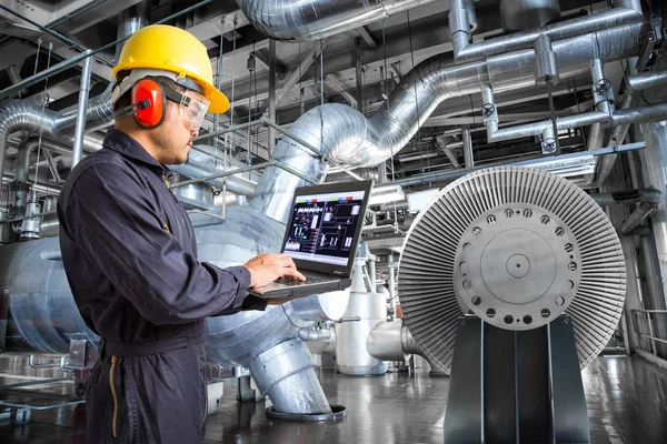 Ingeniero que utiliza el ordenador portátil en la fábrica de centrales térmicas — Foto de Stock