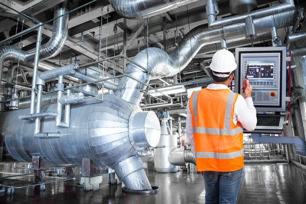 Engenheiro de manutenção olhando para o controle do monitor em energia térmica — Fotografia de Stock