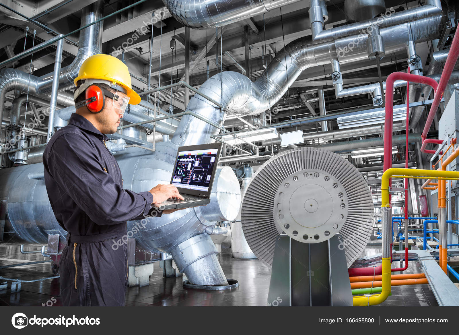 инженер промышленность. инженер на производстве. техника безопасности на нпз. инженер. инженер в каске.