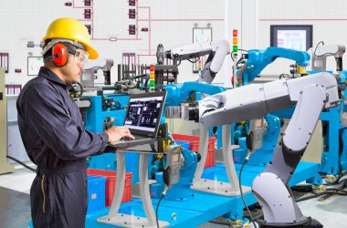 Bakım otomatik robot el tezgahları Sanayi Üretim Fabrikası için dizüstü bilgisayar kullanan mühendisi