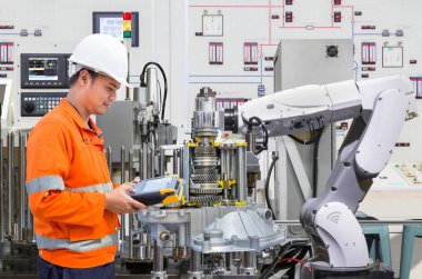 Programlama otomatik robot Sanayi Otomotiv sektöründe mühendis