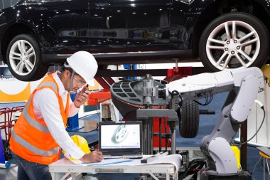 Otomotiv mühendisi yardım robot ile modern Araba, sanayi 4.0 konsept incelemek