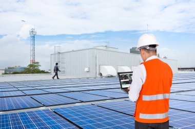 Fabrika çatısında güneş panelleri kontrol mühendisi