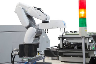 Robot malzeme çekme devre kartını elektronik sektöründe izole kırpma yolu beyaz zemin üzerine basılmış